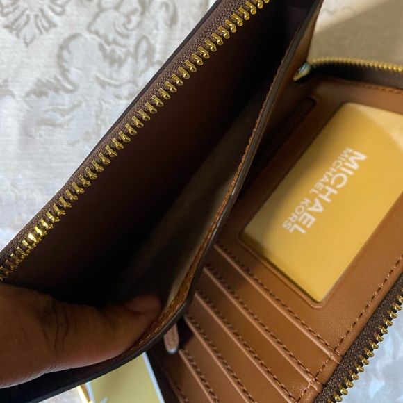 Michael Kors wristlet NWT - Picture 4 of 5